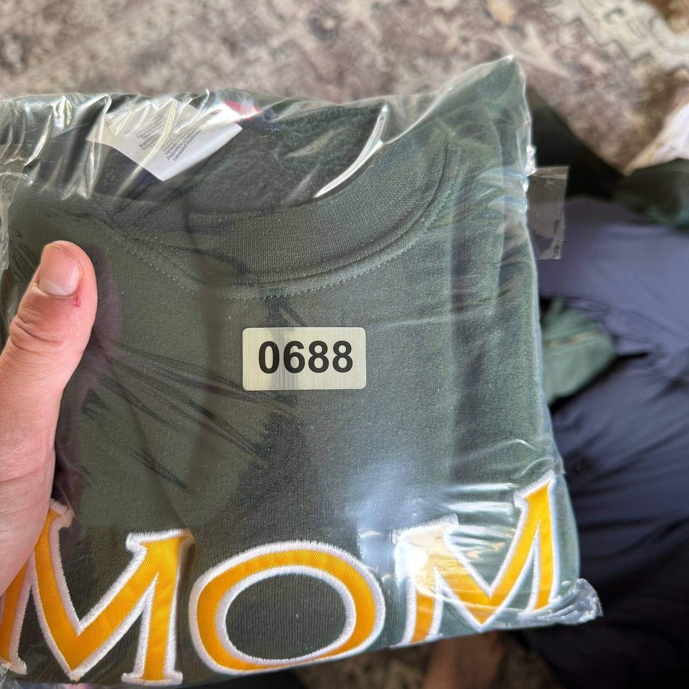 Gildan MOM Sweatshirt Womens Large Green Varsity Embroidered Crewneck Pullover - Picture 9 of 9